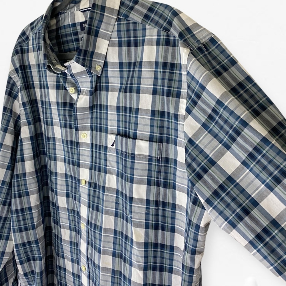 Nautica Blue and White Casual wrinkle resistant Button Down Shirt XL - Picture 3 of 5